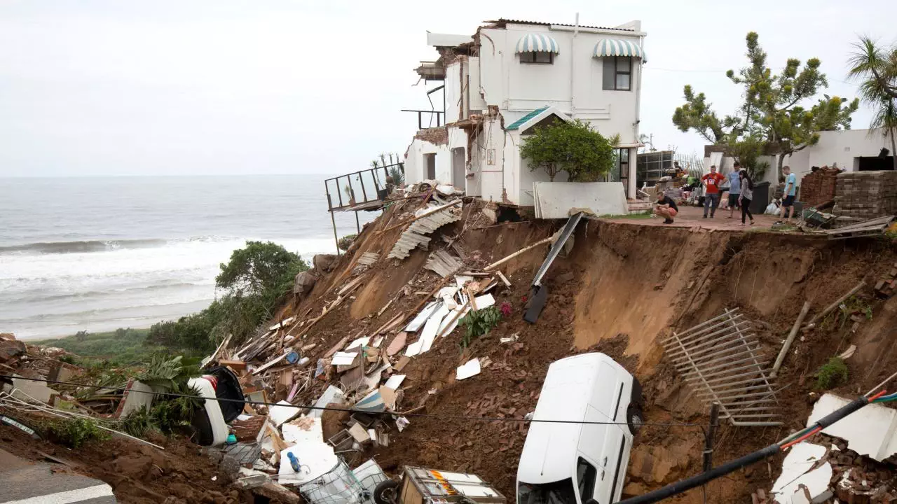 Chuvas provocam alagamentos e deslizamento em Maceió; veja IMAGENS
