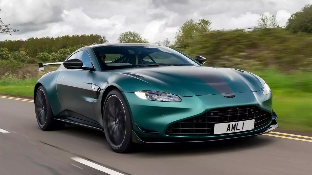 Repercussão da mídia na mudança da imagem de Aston Martin