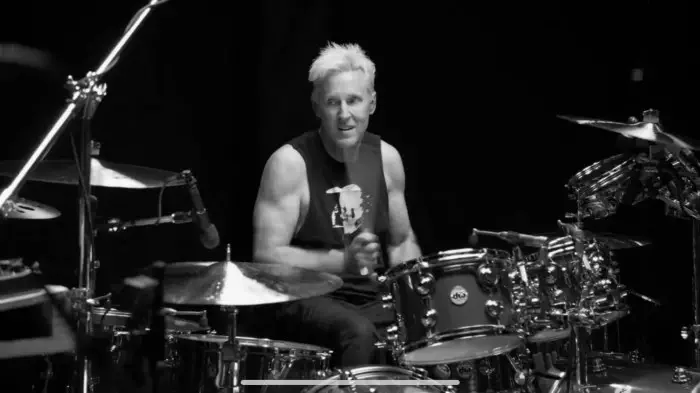 Evolução da carreira musical de josh freese com os foo fighters