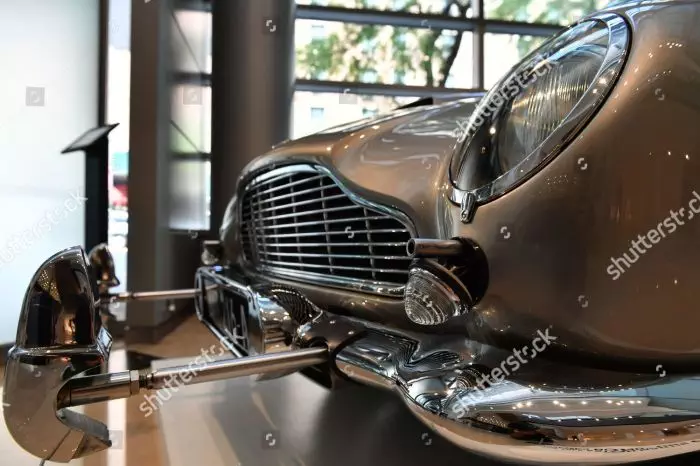 Pictured: Abandoned Aston Martin now worth £500k after restoration Mudanças na imagem da Aston Martin e abandono do estereótipo de carro de James Bond