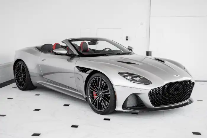 Estratégia de comunicação Aston Martin para atrair consumidores mais jovens