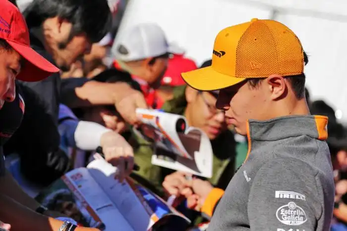 Impacto mídia social no desempenho Lando Norris