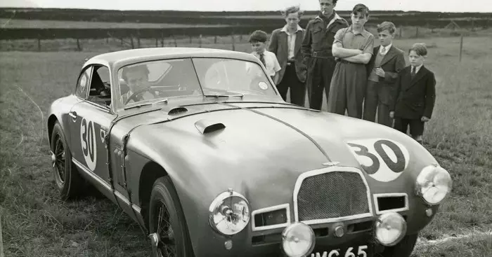 Pictured: Abandoned Aston Martin now worth £500k after restoration Mudanças na imagem da Aston Martin e abandono do estereótipo de carro de James Bond