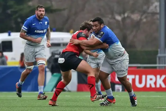 Do rugby players wear shoulder pads