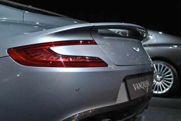 Aston martin luxury present past british look back discover courtesy Evolução da percepção do público sobre a Aston Martin ao longo do tempo