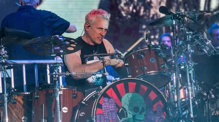 Impactante de josh freese nos arranjos musicais dos foo fighters