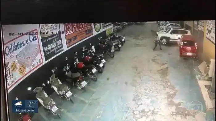 Vídeo: Motorista confunde pedais e atropela mulher dentro de ...