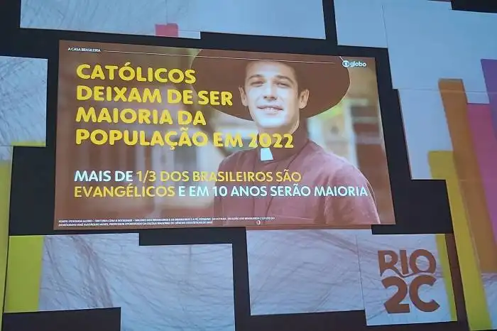 Evangélicos podem ultrapassar católicos no Brasil em pouco mais de uma ... Evangélicos podem ultrapassar católicos no Brasil em pouco mais de uma ...