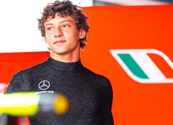 Kimi Antonelli Vê Paralelos com o Estilo de Condução de Lewis Hamilton ... Kimi Antonelli Vê Paralelos com o Estilo de Condução de Lewis Hamilton ...
