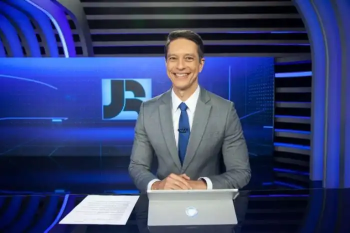 Sérgio Aguiar passa por crise alérgica no Jornal da Record Sergio Aguiar