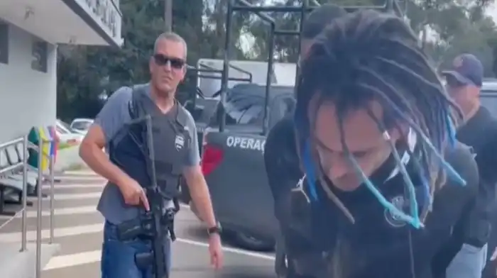 G1 - Empresário é preso com diamantes na mala em desembarque de ... G1 - Empresário é preso com diamantes na mala em desembarque de ...