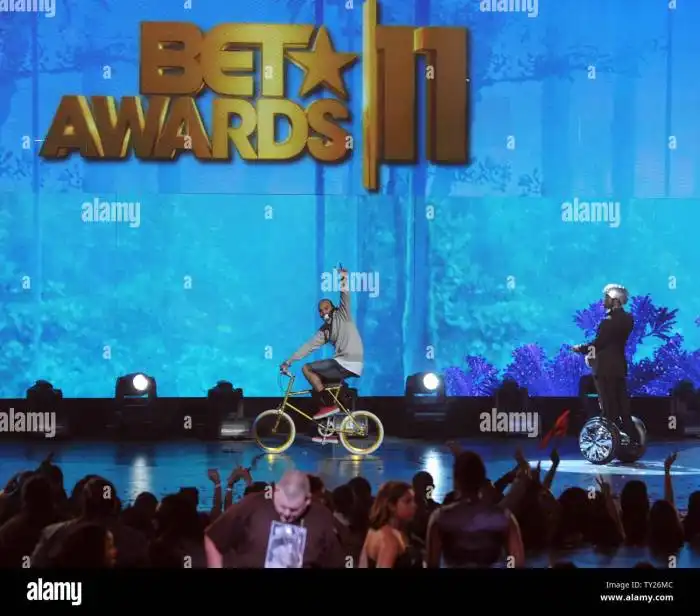 Awards show host Kevin Hart (R) and winner of four BET awards Chris ...