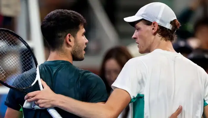 Jannik Sinner y Carlos Alcaraz se enfrentarán por el título de Roland Garros: hora, TV y todo lo que hay que saber