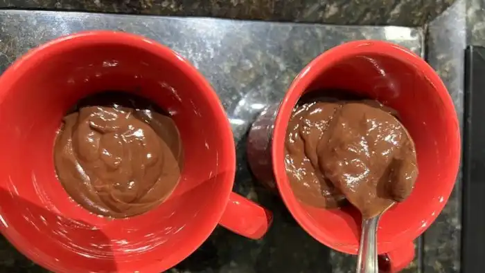 Chocolate quente com creme de leite e chocolate em barra Chocolate quente com creme de leite e chocolate em barra