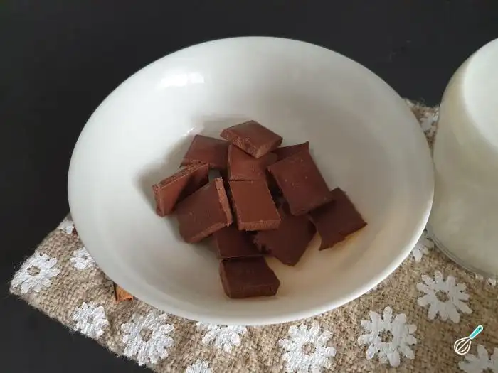 Chocolate quente com chocolate em barra e creme de leite