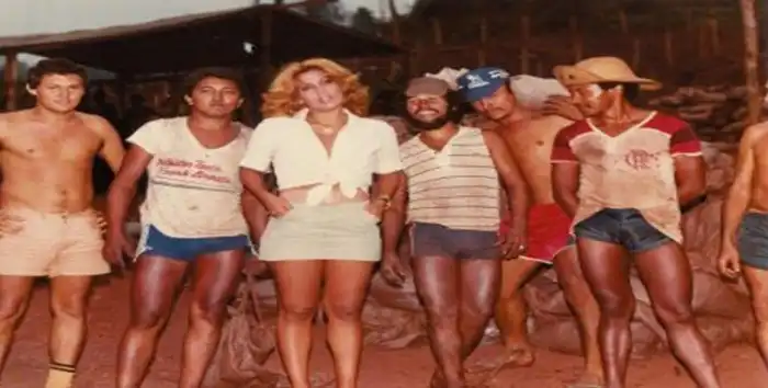 Rita Cadillac lança biografia e recebe fãs - OFuxico