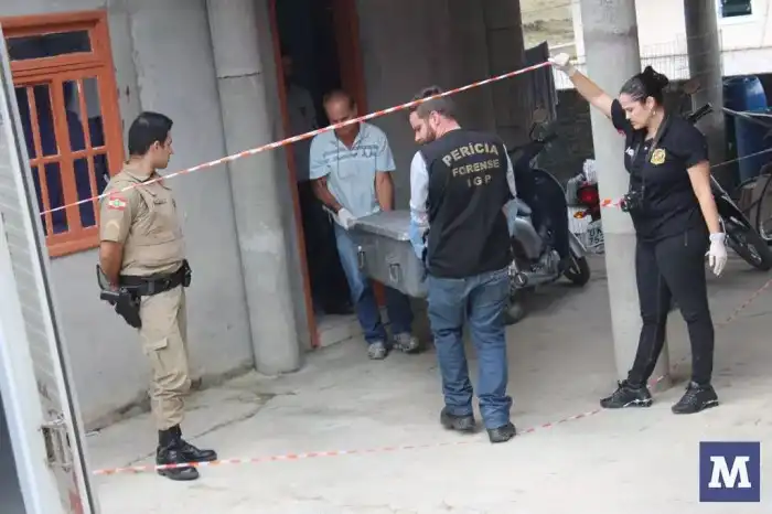Homem é encontrado morto dentro de casa toda revirada e com móveis ... Homem é encontrado morto dentro de casa toda revirada e com móveis ...