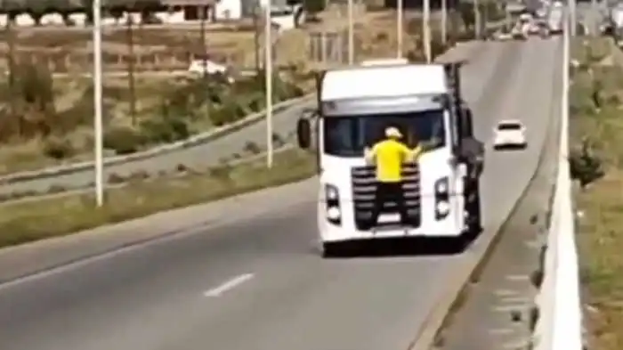 Bolsonarista revela o motivo de ter se pendurado no caminhão | Jornal ... Motorista atropela mulher, não percebe e anda com o corpo pendurado ao carro no RS, diz polícia; ela morreu