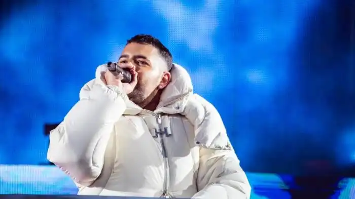 Pedro Sampaio quis 'transmitir força' ao se assumir bi Pedro Sampaio faz show com Anitta no São João 2025 de Campina Grande