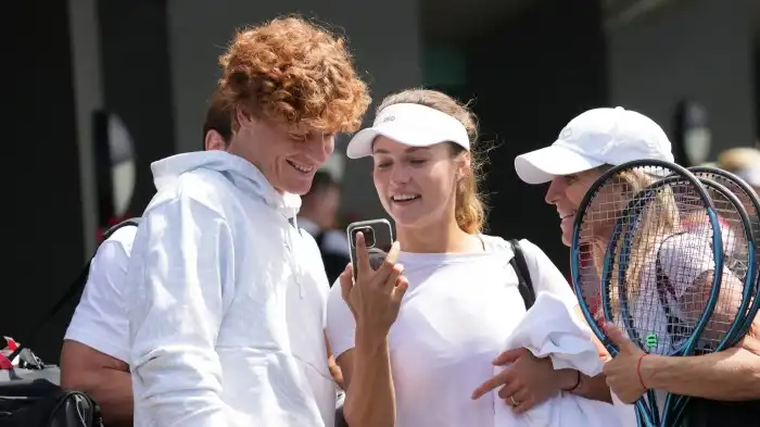 Anna Kalinskaya e Jannik Sinner, la coppia che fa impazzire Wimbledon ... Anna Kalinskaya e Jannik Sinner, la coppia che fa impazzire Wimbledon ...