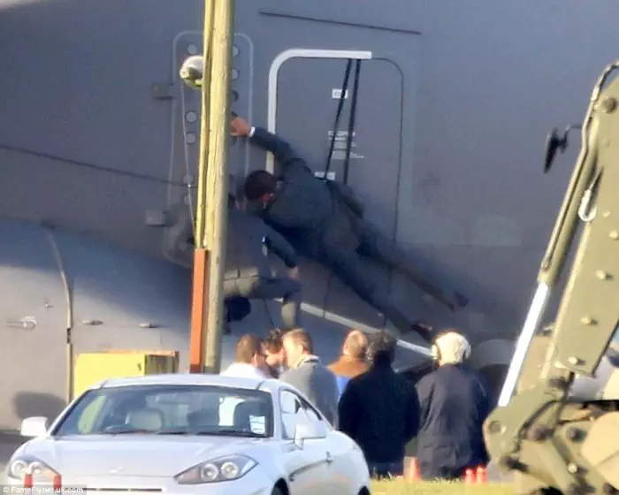 Tom Cruise se pendura em asa de avião e mergulha com máscara tecnológica no novo ‘Missão Impossível’