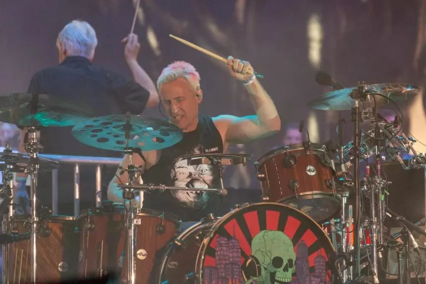 Comparativo entre a bateria de josh freese e outros bateristas da década