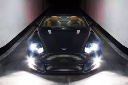 Comparação entre a Aston Martin antiga e a atual