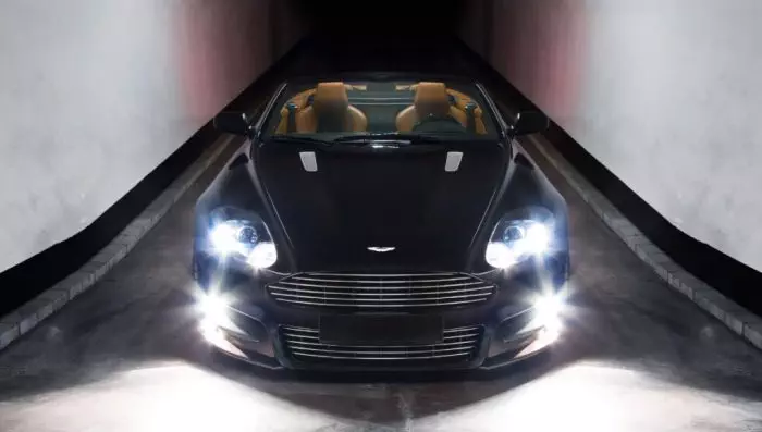 Comparação entre a Aston Martin antiga e a atual