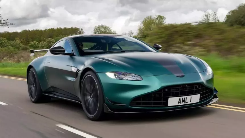 Repercussão da mídia na mudança da imagem de Aston Martin