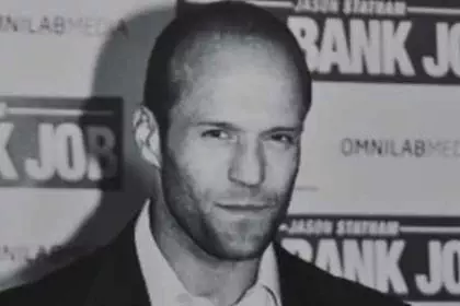 Como calcular o patrimônio líquido de Jason Statham com base em dados públicos