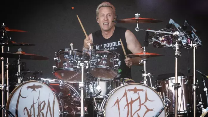 Diferenças entre o estilo musical de josh freese e os demais bateristas dos foo fighters