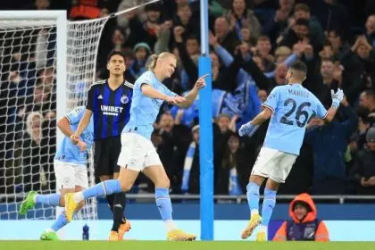 Haaland marca mais um, City goleia e assume liderança do Inglês ...