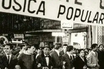 Em 1967, músicos da MPB fizeram marcha contra a guitarra elétrica ...