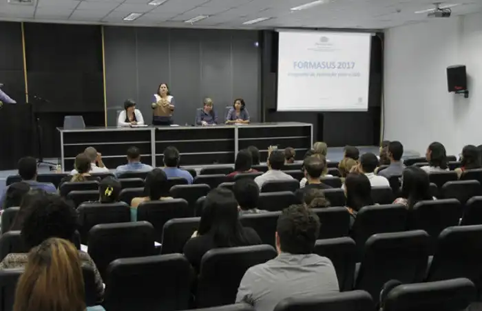 Doença do Beijo: infectologista do Hospital da Mulher explica o que é ...