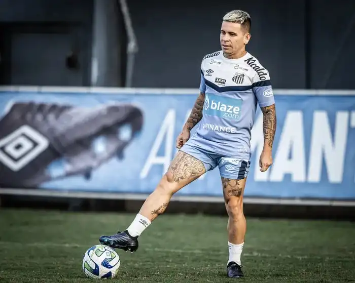 Oficial: Soteldo chega em acordo para jogar em rival do Santos em 2024