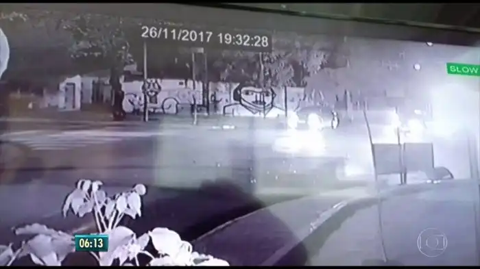 Vídeo: Parentes de advogada morta em acidente fazem homenagens e ...