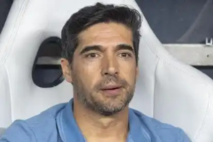 Hugo Souza, do Corinthians, é ovacionado em escalação do Brasil