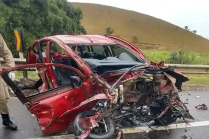Motorista de carro morre ao bater de frente com carreta na Lúcio Meira ...