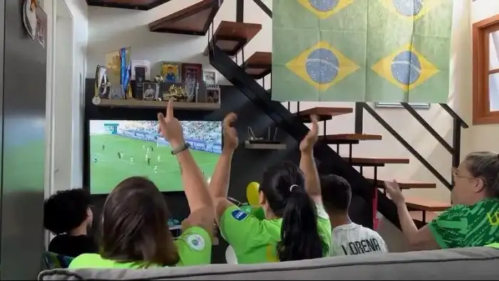 VÍDEO: Família vibra com defesas de Lorena, goleira da seleção ...