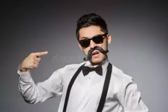 Homem Novo Com Bigode Falso Foto de Stock - Imagem de postura, tiro ...