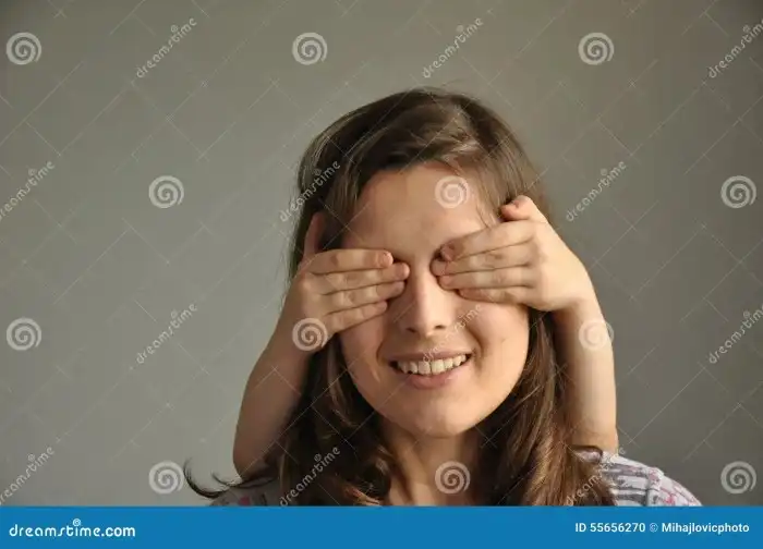 Uma Jovem Mulher Joga O Esconde-esconde Com Seu Filho Foto de Stock ...