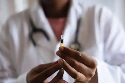Anvisa autoriza registro de vacina que previne bronquiolite em bebês