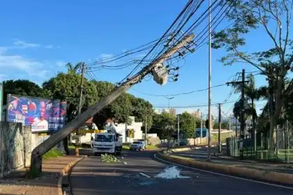 Poste fica pendurado por fios após batida de carro em Campo Grande ...