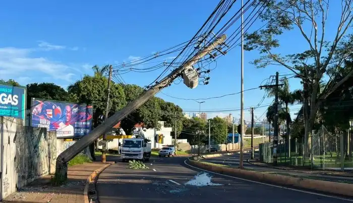 Poste fica pendurado por fios após batida de carro em Campo Grande ...